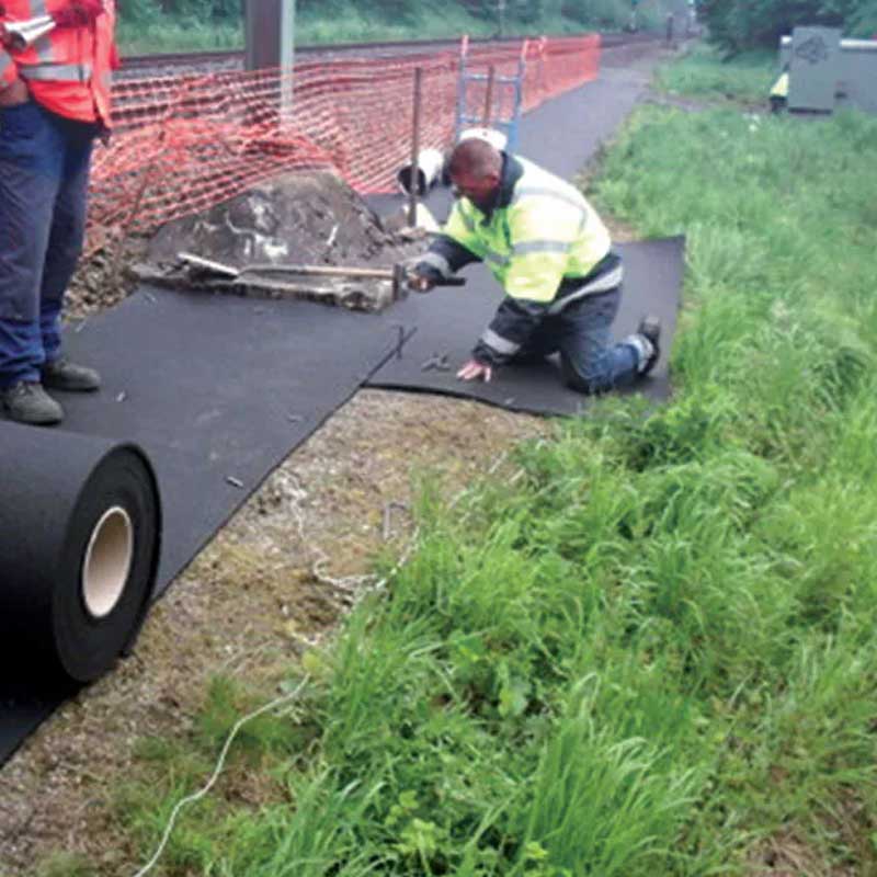 Ogräs i trafiken, vi har antivegetationsmattor